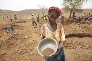 Fatimata Sawadogo working in the gold fields. Photo: Andy Hall/Oxfam