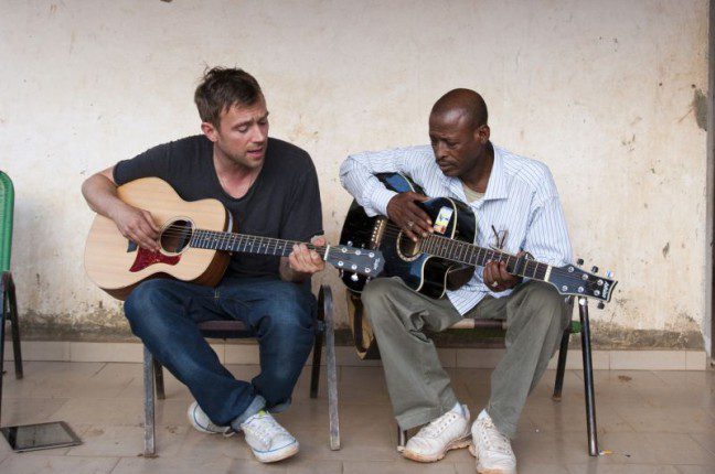 Damon Albarn and Afel Bocoum perform together in Bamako. Photo: Simon Phipps/Oxfam Damon Albarn and Afel Bocoum perform together in Bamako. Photo: Simon Phipps/Oxfam