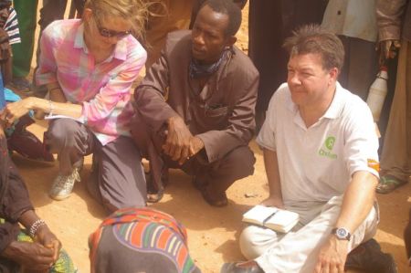 Richard Simpson and Eveline Rooijmans meeting with the local community. Photo: Oxfam
