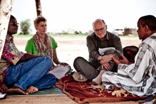 Andrew and Natasha talk with the chief of Mentao South refugee camp, Malian refugee Mohammed El Maouloud. Photo: Pablo Tosco/Oxfam
