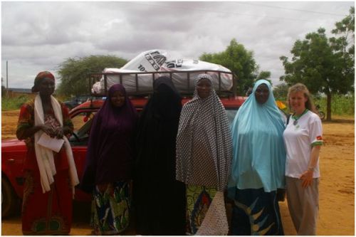 Louise Mooney with women who all lost their homes in Niger’s recent flooding. Photo: Chiarra Ferri