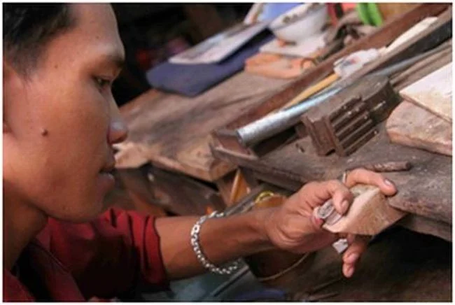 A Rajana artisan at work. Photo: Antonia Taylor/OxfamAUS A Rajana artisan at work. Photo: Antonia Taylor/OxfamAUS