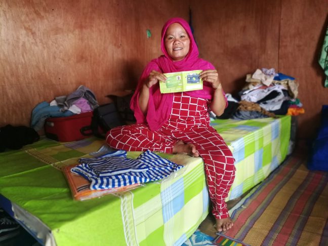 Since the Marawi Conflict broke out and since losing her husband to a fatal road crash, Rakima Edris from Marawi City has been selling women’s pajamas, clothes, and make-up to provide for her three children. Photo: May Anne Caduyac, IDE