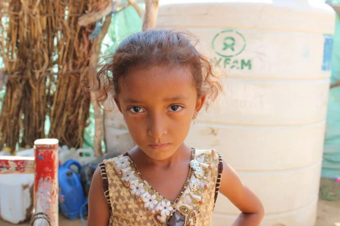 This young girl and her family were displaced by the conflict in Yemen and now lack income. Her father, Ahmed Shwaa, who was a farmer before the war, tells Oxfam: "We do not care about politics, we are not men of war, all that matters is to live in peace. But now, we cannot provide food for our family and we cannot live in peace." Photo: Moayed Al-Shaybani/Oxfam
