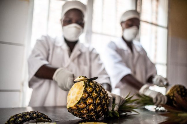 Kirehe district, Rwanda: Workers peel pineapples at the Tuzamurane pineapple cooperative processing plant in Eastern Rwanda. Photo: Aurelie Marrier d’Unienville/Oxfam.