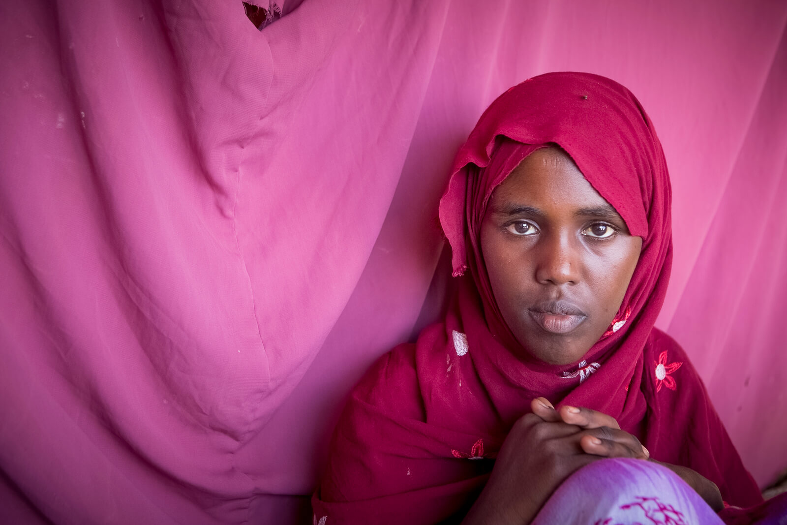 Hafsa has just arrived in an IDP camp at the outskirts of Garowe, where some families have found shelter after they had to leave their homes because of the ongoing drought. (Somalia, 2022) Photo: Petterik Wiggers/Oxfam Novib Hafsa has just arrived in an IDP camp at the outskirts of Garowe, where some families have found shelter after they had to leave their homes because of the ongoing drought. (Somalia, 2022) Photo: Petterik Wiggers/Oxfam Novib
