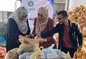 Gaza, Palestinian Territory, Occupied: Oxfam's partner staff from the Palestinian agriculture Relief Committee (PARC) preparing food parcels (vegetables) being distributed in Southern Gaza Strip as part of Oxfam's emergency response to the crisis in Gaza. Photo: PARC/ Oxfam