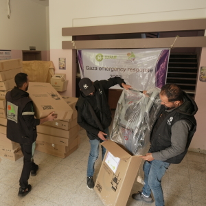 Palestinian Territory, Occupied: Oxfam staff and partner members deliver folding commodes to shelters in Rafah and Khan Younis. Photo: Alef Multimedia/ Oxfam
